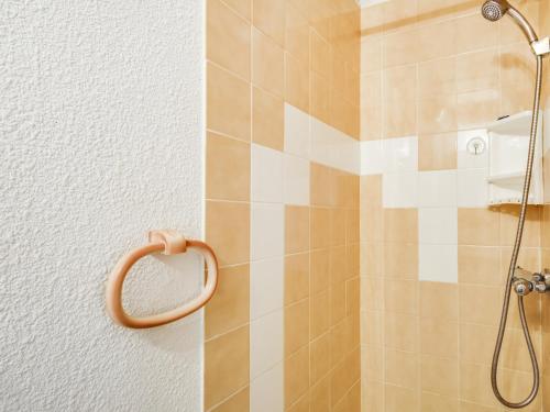 Koupelna v ubytování Charmante maison T2 avec mezzanine, terrasse et parking, à 350m de la plage – idéal pour 4 personnes - FR-1-521-51