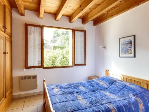 a bedroom with a blue bed and a window at Biscarrosse Plage: Villa 4 pièces avec terrasse, proche océan - FR-1-521-54 in Biscarrosse-Plage