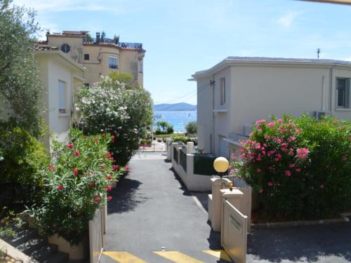 Studio climatisé proche plage, commerces et gare avec balcon, parking et wifi