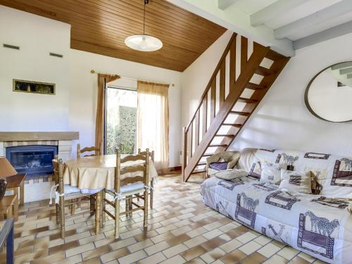 un salon avec une table et un canapé dans l'établissement Maison T3 avec jardin, terrasses, proche plage - calme - 6 pers, Biscarrosse - FR-1-521-68, à Biscarrosse-Plage