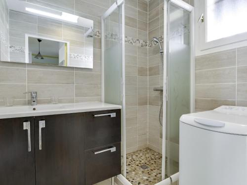 une salle de bain avec un lavabo, des toilettes et un miroir dans l'établissement Maison T3 avec jardin, terrasses, proche plage - calme - 6 pers, Biscarrosse - FR-1-521-68, à Biscarrosse-Plage
