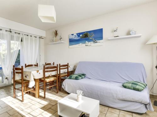 une chambre avec un lit, une table et des chaises dans l'établissement Maison T2 cabine à Biscarrosse Plage, proche des commerces et de la mer - FR-1-521-90, à Biscarrosse-Plage