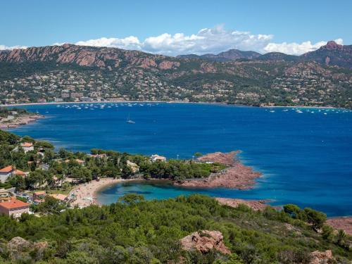une vue aérienne sur une baie avec des bateaux dans l'eau dans l'établissement Studio climatisé 2/3 pers proche plage et commerces, balcon, Wi-Fi, parking dispo - FR-1-466A-7, à Saint-Raphaël
