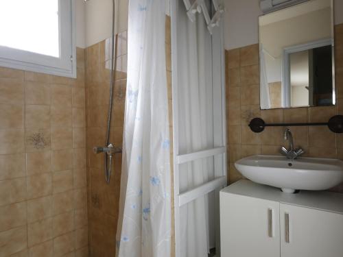 une salle de bain avec un lavabo et un rideau de douche dans l'établissement Maison T2 cabine à Biscarrosse Plage, proche des commerces et de la mer - FR-1-521-90, à Biscarrosse-Plage