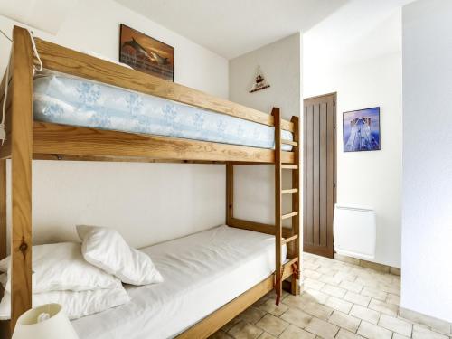 une chambre avec deux lits superposés dans l'établissement Maison T2 cabine à Biscarrosse Plage, proche des commerces et de la mer - FR-1-521-90, à Biscarrosse-Plage