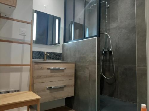 een badkamer met een douche en een glazen deur bij Appartement Biarritz, 2 pièces, 4 personnes - FR-1-239-581 in Biarritz