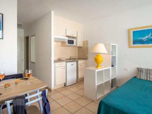 Il comprend un salon avec une cuisine et une table à manger. dans l'établissement Studio proche plage et commerces avec clim, Wi-Fi et balcon - FR-1-466A-30, à Saint-Raphaël
