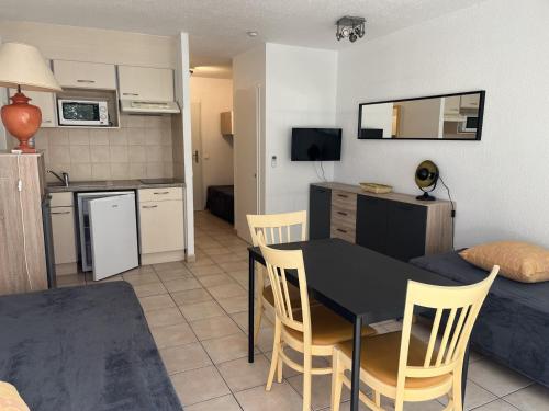 Studio climatisé pour 3 pers, à 50m de la plage, centre-ville Saint-Raphaël, WiFi, parking dispo
