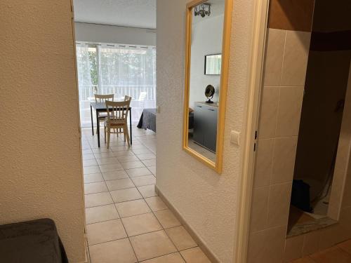 - une porte menant à une salle à manger avec une table dans l'établissement Studio climatisé proche plage et commerces, balcon, parking, linge et wifi disponibles - FR-1-466A-40, à Saint-Raphaël