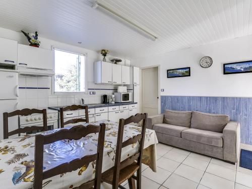 une cuisine et un salon avec une table et un canapé dans l'établissement Maison confortable à Biscarrosse Plage, 6 pers, proche centre et plages - FR-1-521-108, à Biscarrosse-Plage