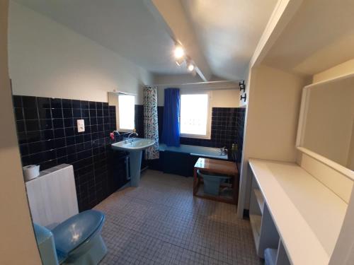 ein kleines Bad mit einem Waschbecken und einem WC in der Unterkunft Maison Hendaye, 7 pièces, 12 personnes - FR-1-239-492 in Hendaye