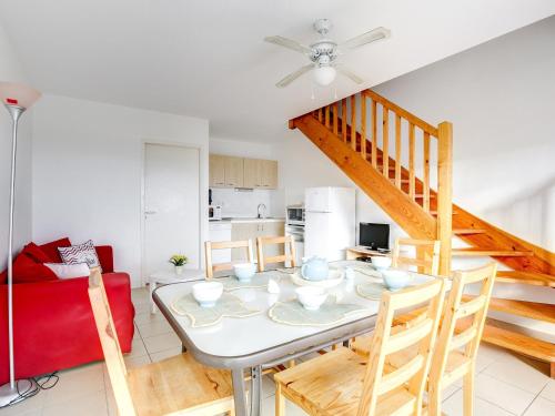 un salon avec une table et un canapé rouge dans l'établissement Duplex T4 à Biscarrosse Plage - 50m de l'Océan, Terrasse, Parking Privé, 6 Couchages - FR-1-521-12, à Biscarrosse-Plage