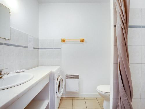 une salle de bain blanche avec un lavabo et des toilettes dans l'établissement Duplex T4 à Biscarrosse Plage - 50m de l'Océan, Terrasse, Parking Privé, 6 Couchages - FR-1-521-12, à Biscarrosse-Plage