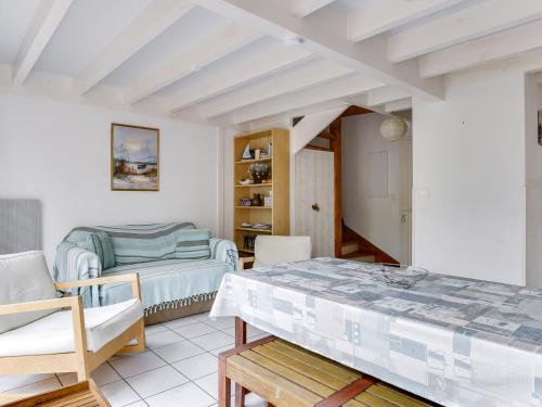 une chambre avec un lit, une table et des chaises dans l'établissement Maison 4 pers. avec jardin clos, proche plage et centre, quartier calme - FR-1-521-24, à Biscarrosse-Plage
