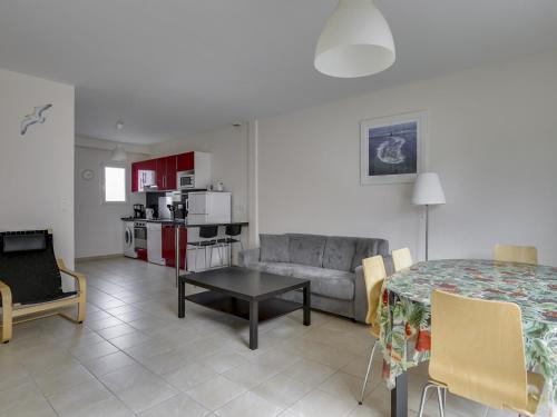 Il comprend un salon et une cuisine avec une table et un canapé. dans l'établissement Maison T3 avec terrasse près de l'océan - 6 pers - Biscarrosse Plage - FR-1-521-30, à Biscarrosse-Plage