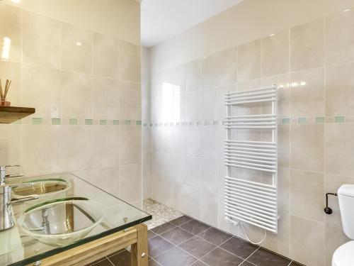 uma casa de banho com um lavatório e um WC em Maison Biscarrosse Plage, 3 pièces, 6 personnes - FR-1-521-31 em Biscarrosse-Plage