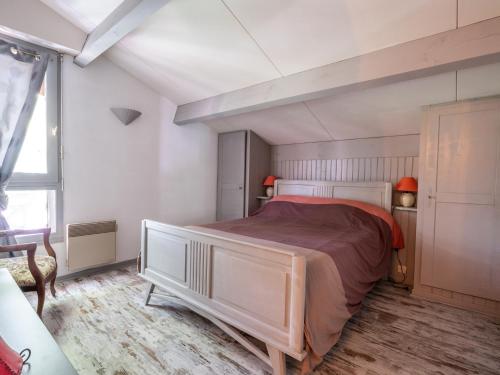 a bedroom with a large bed and a window at Maison T3, jardinet clos, proche lac de Biscarrosse, 4/5 pers, au calme et parking inclus - FR-1-521-33 in Biscarrosse