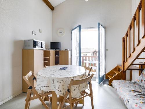 une cuisine et une salle à manger avec une table et des chaises dans l'établissement Studio mezzanine à 300m de la plage avec balcon et parking - Biscarrosse-Plage - FR-1-521-48, à Biscarrosse-Plage