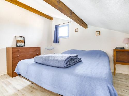 une chambre avec un lit avec des draps bleus et une fenêtre dans l'établissement Studio mezzanine à 300m de la plage avec balcon et parking - Biscarrosse-Plage - FR-1-521-48, à Biscarrosse-Plage