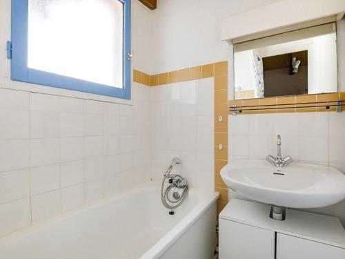 une salle de bain avec un lavabo, des toilettes et une baignoire dans l'établissement Studio mezzanine à 300m de la plage avec balcon et parking - Biscarrosse-Plage - FR-1-521-48, à Biscarrosse-Plage