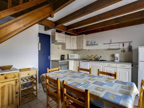 une cuisine avec une table et des chaises dans une pièce dans l'établissement Biscarrosse Plage: Appartement T2 Mezzanine, 250m de la mer - FR-1-521-49, à Biscarrosse-Plage