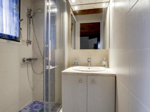 une salle de bain blanche avec un lavabo et une douche dans l'établissement Biscarrosse Plage: Appartement T2 Mezzanine, 250m de la mer - FR-1-521-49, à Biscarrosse-Plage