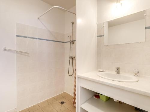 bagno con lavandino e doccia di Appartement Biscarrosse Plage, 2 pièces, 2 personnes - FR-1-521-62 a Biscarrosse-Plage