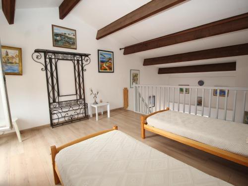 une chambre avec un lit et un miroir dans l'établissement Appartement T3 climatisé avec garage et terrasse à Collioure - FR-1-309-265, à Collioure