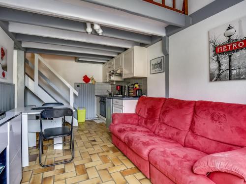 un salon avec un canapé rouge et une cuisine dans l'établissement Biscarrosse Plage, maison T3 avec jardin, animaux admis, à 400m de la mer! - FR-1-521-107, à Biscarrosse-Plage