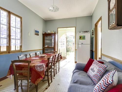 un salon avec une table et un canapé dans l'établissement Maison de charme 3 ch. à 350m de la plage - jardin, BBQ, animaux admis, idéale pour 6 pers. - FR-1-521-111, à Biscarrosse-Plage