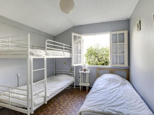deux lits superposés dans une chambre avec fenêtre dans l'établissement Maison de charme 3 ch. à 350m de la plage - jardin, BBQ, animaux admis, idéale pour 6 pers. - FR-1-521-111, à Biscarrosse-Plage