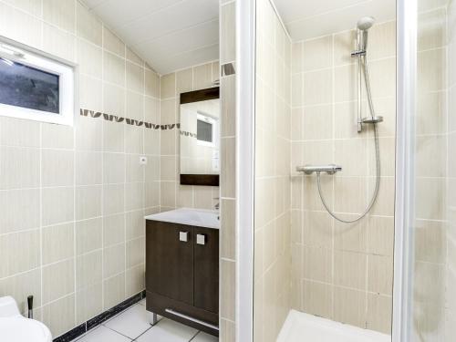 une salle de bain avec douche et lavabo dans l'établissement Maison de charme 3 ch. à 350m de la plage - jardin, BBQ, animaux admis, idéale pour 6 pers. - FR-1-521-111, à Biscarrosse-Plage