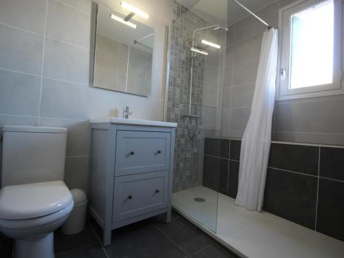 une salle de bain avec toilettes, lavabo et douche dans l'établissement Appartement typique au cœur de Collioure, proche plages, commerces et sites historiques - FR-1-309-269, à Collioure