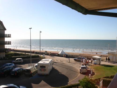 Appartement 3 pièces en front de mer avec balcons, à Cabourg, proche centre-ville. - FR-1-487-275