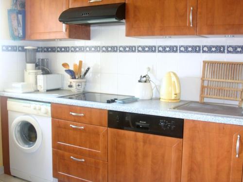 une cuisine avec un lave-vaisselle et un lave-linge dans l'établissement Appartement 3 pièces en front de mer avec balcons, à Cabourg, proche centre-ville. - FR-1-487-275, à Cabourg