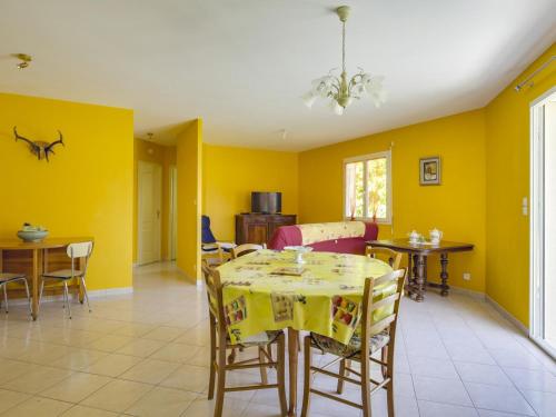 une salle à manger avec des murs jaunes, une table et des chaises dans l'établissement Maison Moderne à Biscarrosse Bourg, 4 Pers., Près du Centre-Ville, Grand Terrain - FR-1-521-131, à Biscarrosse