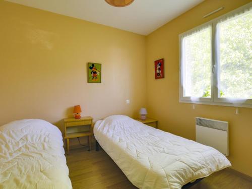une chambre avec deux lits et une fenêtre dans l'établissement Maison Moderne à Biscarrosse Bourg, 4 Pers., Près du Centre-Ville, Grand Terrain - FR-1-521-131, à Biscarrosse