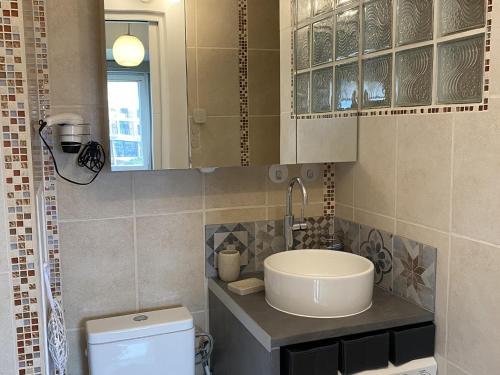 une salle de bain avec un lavabo et des toilettes dans l'établissement Cabourg: Appartement 3P à 200m de la plage, 2 chambres, balcon, internet - FR-1-487-277, à Cabourg