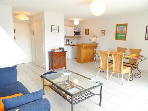 Photo de la galerie de l'établissement Bel appartement 3 pièces avec balcon, admis animaux, parking, Port Guillaume - FR-1-487-283, à Dives-sur-Mer