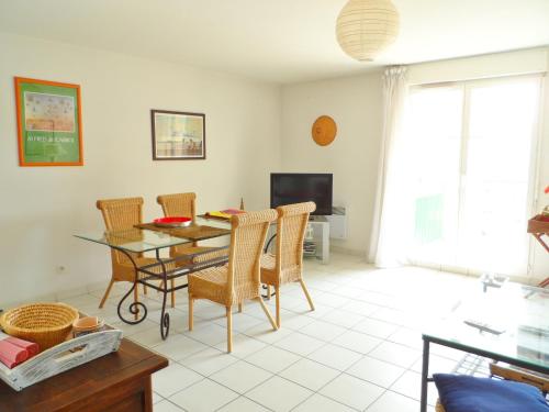 Photo de la galerie de l'établissement Bel appartement 3 pièces avec balcon, admis animaux, parking, Port Guillaume - FR-1-487-283, à Dives-sur-Mer