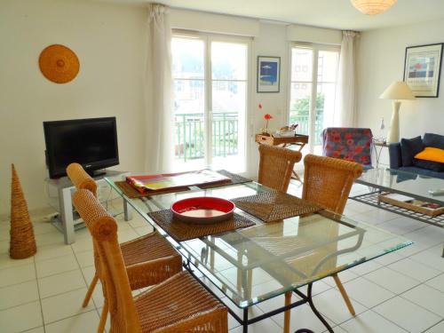 Photo de la galerie de l'établissement Bel appartement 3 pièces avec balcon, admis animaux, parking, Port Guillaume - FR-1-487-283, à Dives-sur-Mer