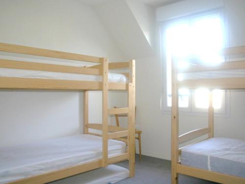 Postel nebo postele na pokoji v ubytování Dives-sur-Mer, 3 pièces duplex, terrasse, animaux admis - FR-1-487-278