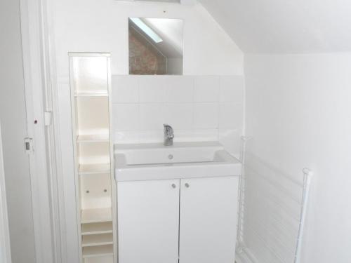 une salle de bain blanche avec un lavabo et un miroir dans l'établissement Appartement 3 pièces face à la mer, centre-ville, 54m² pour 5 pers., proche plage, court séjour dispo - FR-1-487-298, à Villers-sur-Mer