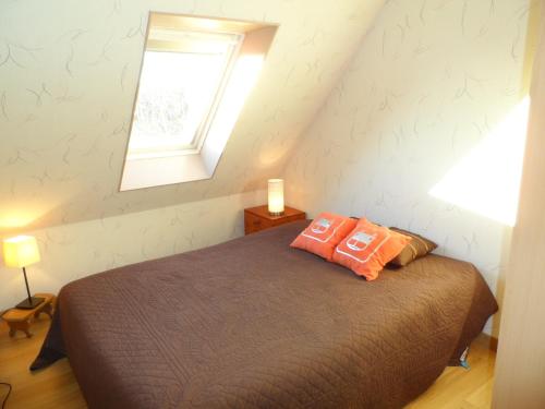 une chambre avec un lit avec deux oreillers dessus dans l'établissement Appartement 2P à Cabourg, 4 personnes, proche Thalasso, balcon ouest, animaux acceptés - FR-1-487-284, à Cabourg