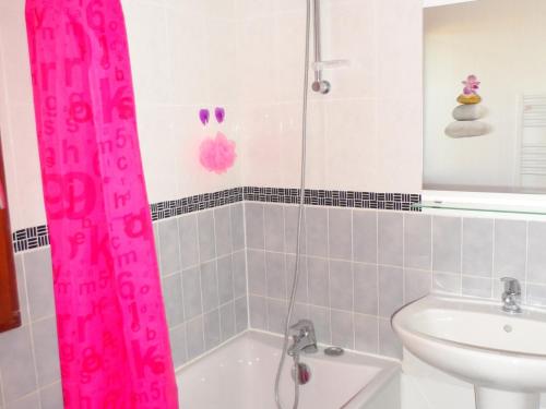 La salle de bains est pourvue d'un rideau de douche rose et d'un lavabo. dans l'établissement Appartement 2P à Cabourg, 4 personnes, proche Thalasso, balcon ouest, animaux acceptés - FR-1-487-284, à Cabourg
