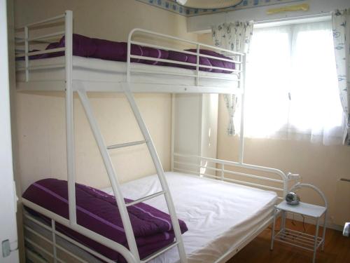 a bedroom with two bunk beds and a window at Appartement 2 pièces en front de mer avec balcon, à 70m de la plage de Cabourg - FR-1-487-287 in Cabourg