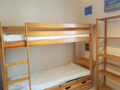 une chambre avec deux lits superposés dans l'établissement Appartement 2 pièces à Cabourg - Proche plage et centre-ville, balcon et parking privé - FR-1-487-300, à Cabourg