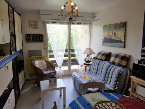 Charmant T2 avec Balcon, à 2 Pas de l'Hippodrome de Cabourg, Parking Privatif - FR-1-487-290