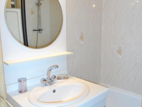 y baño con lavabo, espejo y ducha. en Appartement Cabourg, 2 pièces, 4 personnes - FR-1-487-290, en Cabourg