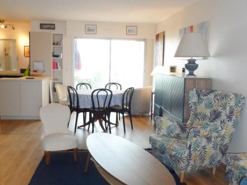 un salon avec une table et une salle à manger dans l'établissement Cabourg : Appartement moderne 4/5 pièces, accès plage, 8 pers, jardin et terrasse, parking, WIFI - FR-1-487-304, à Cabourg
